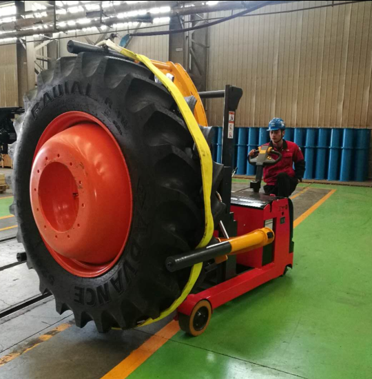 輪胎抱夾安裝車