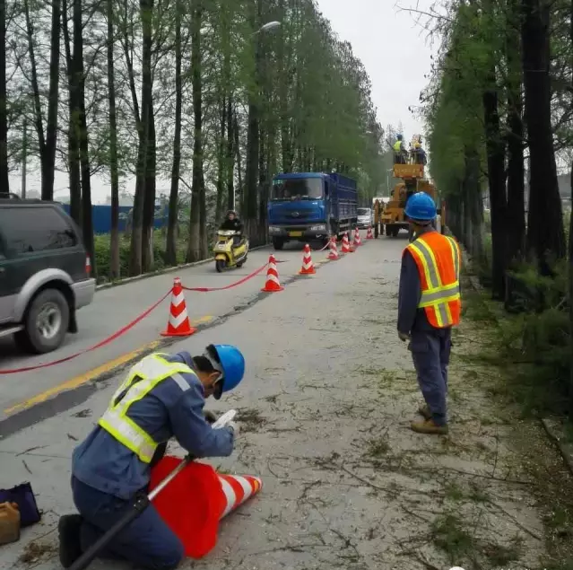 高空作業(yè)車